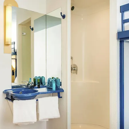 Ibis Budget Paris Ouest Hotel