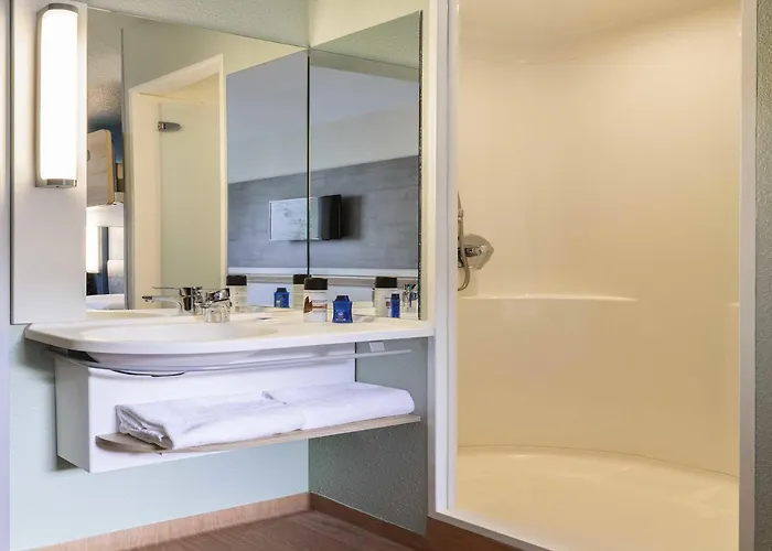 Ibis Budget Paris Ouest Hotel